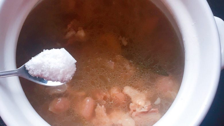 羊排汤,再加入适量盐调味。