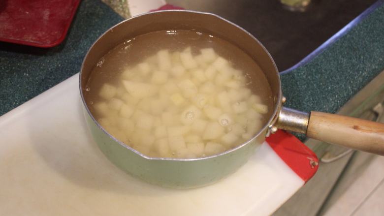 土豆烧茄子,切好的土豆泡<a style='color:red;display:inline-block;' href='/shicai/ 156925'>水</a>洗掉表面的淀粉，这样入锅才不易沾粘，好炒又可以保持土豆块的完整。