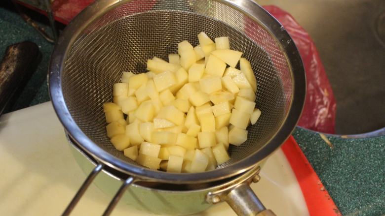 土豆烧茄子,将洗好的土豆沥干备用。