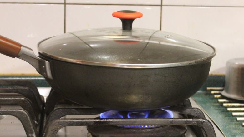 土豆烧茄子,盖上锅盖，焖煮2-3分钟。