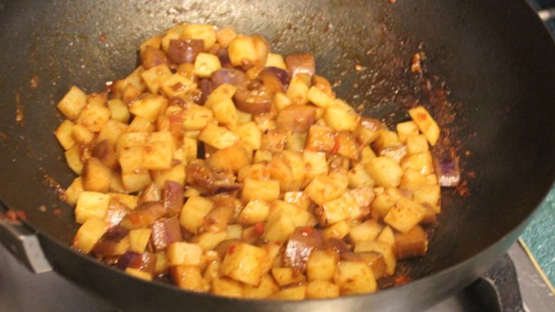 土豆烧茄子,煮熟至有些收汁即可盛盘。