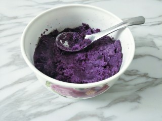 紫薯芝麻饼,将蒸熟的紫薯压出泥状，越细腻越好