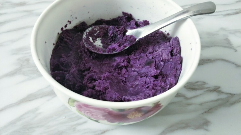 紫薯芝麻饼,将蒸熟的紫薯压出泥状，越细腻越好