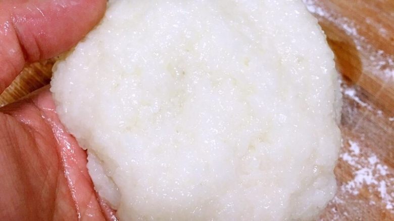 北京+艾窝窝,当饭不烫手的时候，用手揉搓(可戴一次性手套)，直到米饭没有完整的米粒儿，成为一个面团似的，然后用保鲜膜封好晾凉。