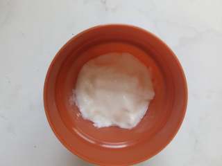 可以吃的酸奶小盆栽,把少量酸奶倒入准备好的小杯子。