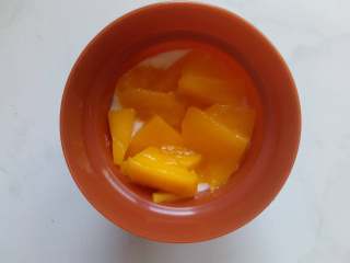 可以吃的酸奶小盆栽,把切成小块的水果放进去，我用的芒果。