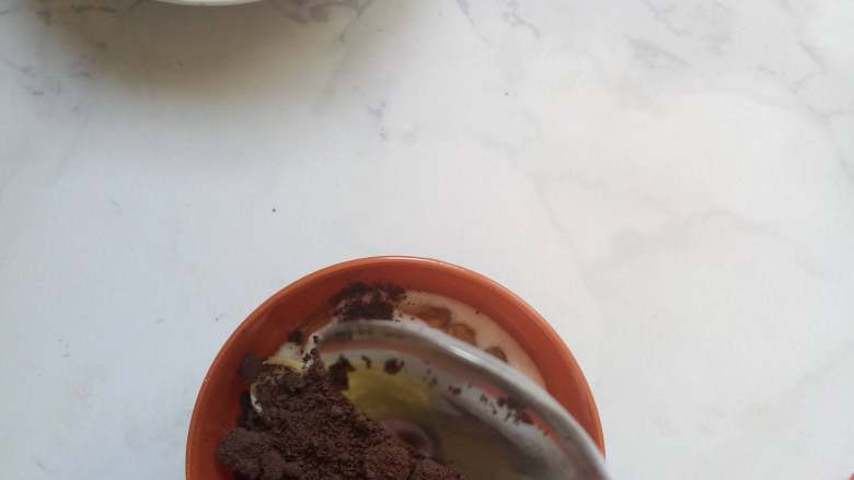 可以吃的酸奶小盆栽,把奥利奥碎撒在酸奶上。