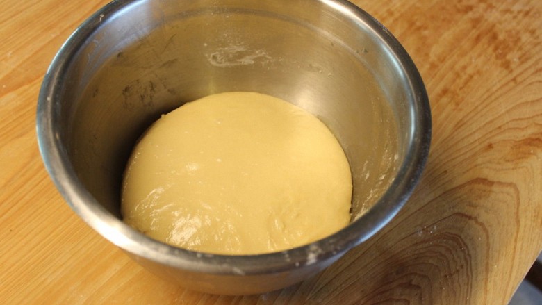 意大利圣诞面包潘妮朵妮,放室温发酵1.5-2小时，发酵至膨胀2倍。