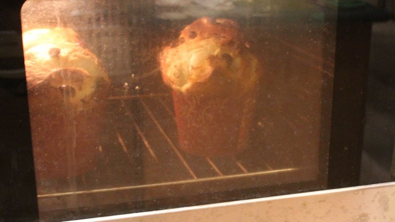 意大利圣诞面包潘妮朵妮,预热好烤箱，因为会往上膨胀，将烤架放在烤箱最下层。
200°C 烤10分
190°C  烤10分
180°C  烤20分


