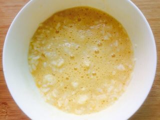 培根黄金蛋炒饭,充分搅拌均匀让米粒吸收蛋液