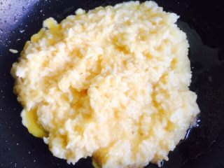 培根黄金蛋炒饭,将拌匀的米饭倒入锅里快速翻炒