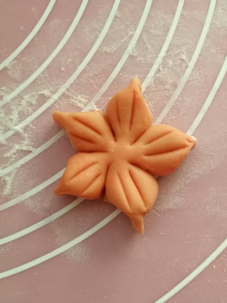 花式小面包,在每个花瓣上，用刀划两下，出来两个印。