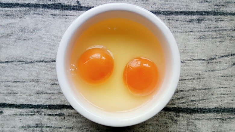 揭阳市+萝卜干煎蛋,鸡蛋打入碗中