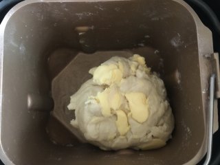 熊猫小面包,除去黄油所有材料先液体后粉类投入面包桶，揉成团之光滑状态加入室温软化的黄油继续揉面
