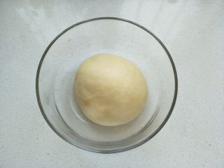 熊猫小面包,放在干净的容器中盖上保鲜膜进行一次发酵