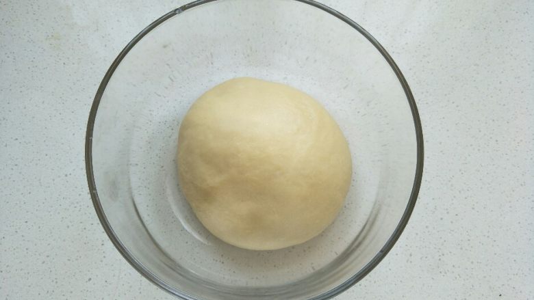 熊猫小面包,放在干净的容器中盖上保鲜膜进行一次发酵