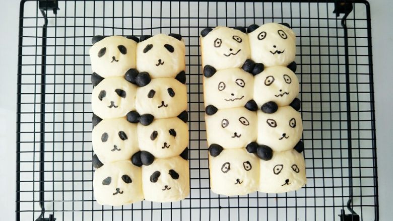 熊猫小面包,烤好后放在烤架上晾凉，用黑色素笔画出眼睛嘴巴，我画了两种表情每个都萌萌哒