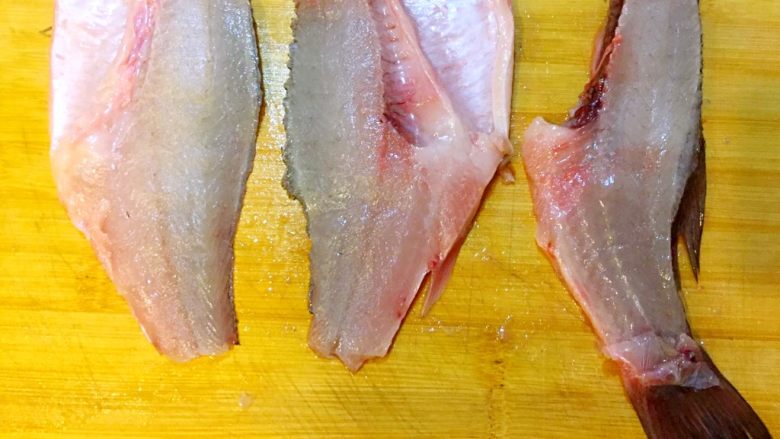 鲈鱼丸子,同样方法取下两片鱼肉，切下脊骨和尾部