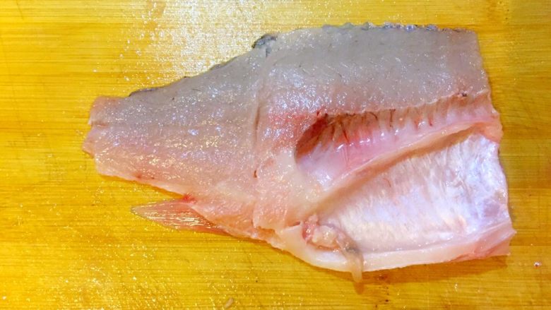 鲈鱼丸子,鱼肉中间切一刀，把鱼肉分为两半，鱼皮不切断