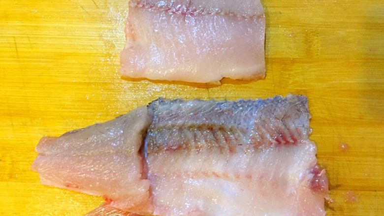 鲈鱼丸子,切完后半块鱼肉和鱼皮分离