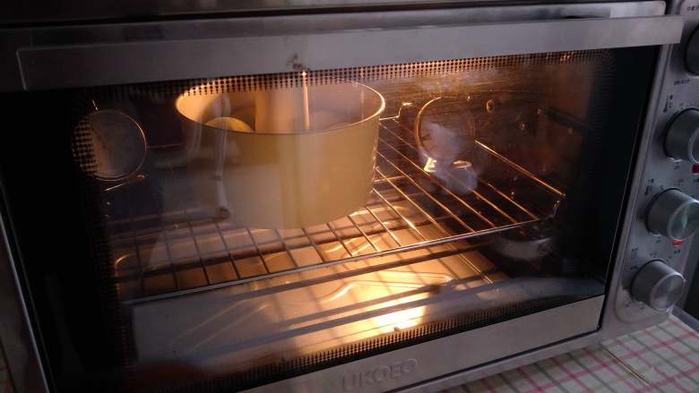 汽车小面包,预热烤箱，170度20分钟，中途加盖锡纸防止加深颜色，烤好后放在烤架上晾凉