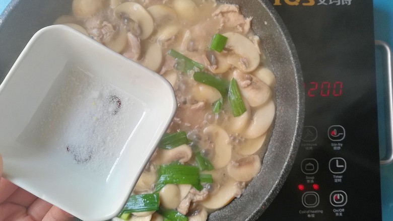 揭阳+口菇炒肉片,出锅前倒入细盐提味即可