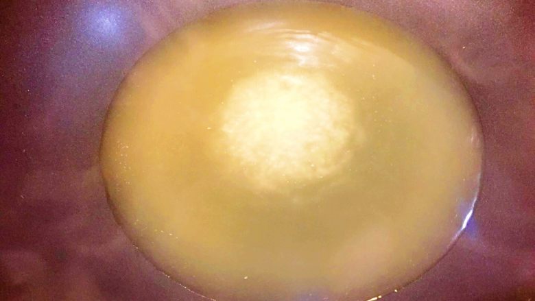 鲈鱼丸子,锅中放入高汤粉，加水，水淀粉勾芡