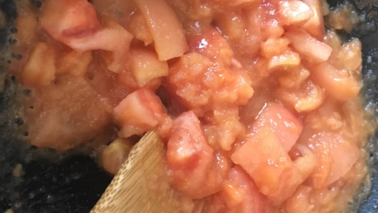 一天家番茄🍅扯面,将大块的番茄入锅煸炒片刻。