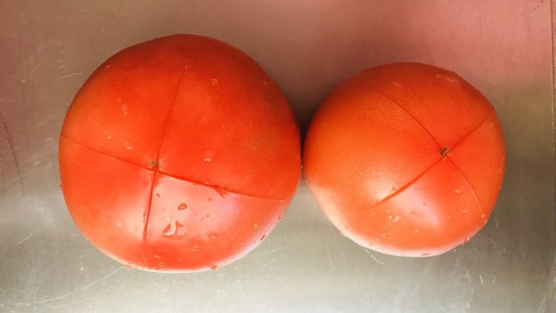 一天家番茄🍅扯面,然后准备食材，<a style='color:red;display:inline-block;' href='/shicai/ 3551'>西红柿</a>两个，顶部切十字刀。