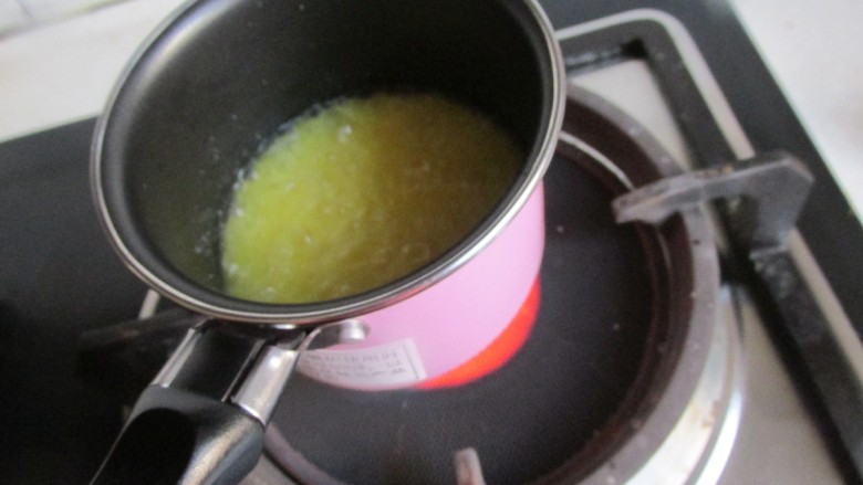 原味费南雪,黄油放到小锅里加热，小火熬成黄色。