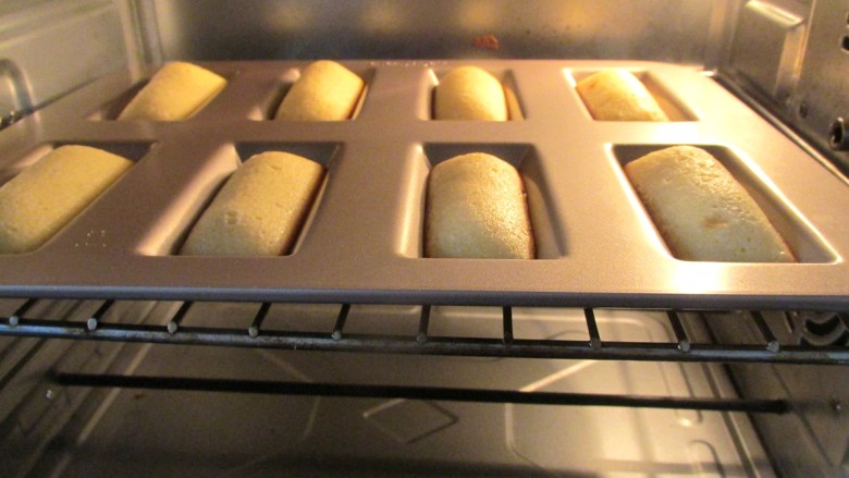 原味费南雪,烤箱200度预热5分钟，入烤箱190度烤13分钟即可。