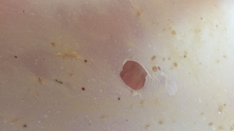 红糖红枣核桃软欧包,并且破洞的四周是呈现光滑无齿的状态。