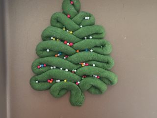 快乐圣诞树,表面刷水撒彩珠糖，轻轻按压