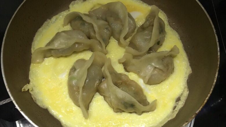 元宝满地——饺子抱蛋,蛋液煎到金黄并完全凝固，饺子也被定型了，哈哈