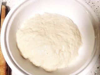 迷你花边糯米烧麦,和至面团光滑没有干粉，盖上保鲜膜醒面半小时（面要和的硬一些，包的时候不容易塌下来）