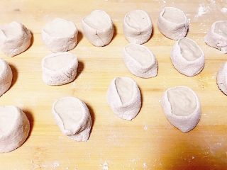 迷你花边糯米烧麦,下面开始制作烧麦皮：面团揉成长条切小剂子，做饺子皮的大小就行了