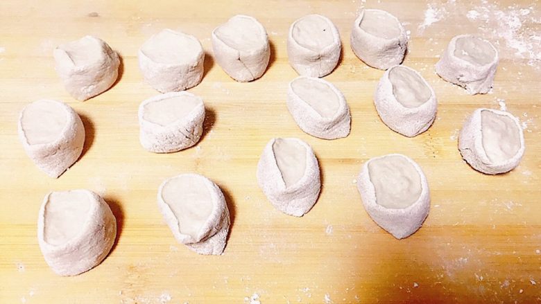 迷你花边糯米烧麦,下面开始制作烧麦皮：面团揉成长条切小剂子，做饺子皮的大小就行了