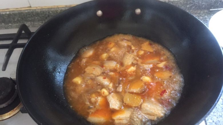 红烧肉焖四季豆,炒均匀加适量开水，烧半小时后。