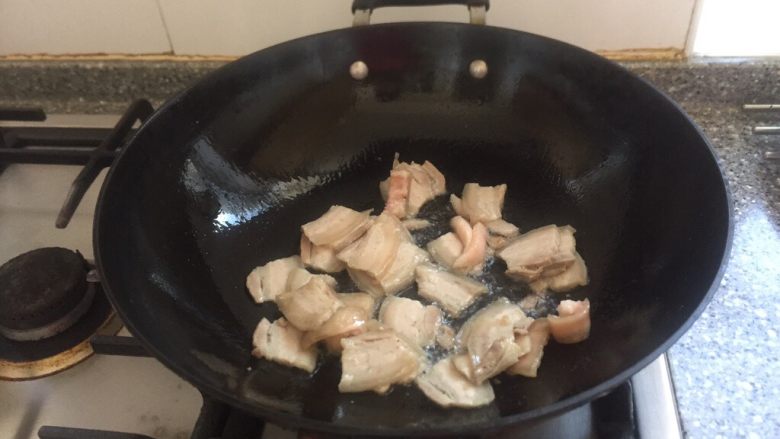 红烧肉焖四季豆,这会儿开始烧肉了，过里放入适量油，，在加少许盐在加肉片，就不会爆油了。
