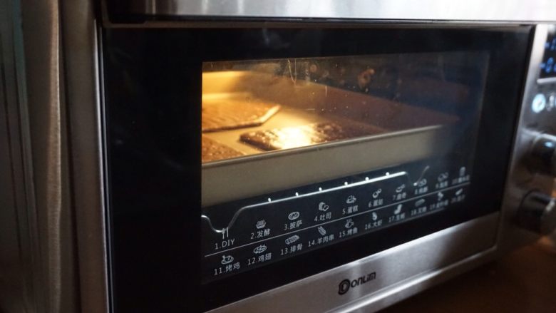 圣诞姜饼屋,将东菱K40C烤箱预热到170度，将烤盘放在倒数第二层，烘烤12-15分钟左右。为了饼干上色一致，烘烤时间相同，相若大小的一起烘烤