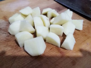 家常地三鲜,土豆去皮洗净切滚刀块