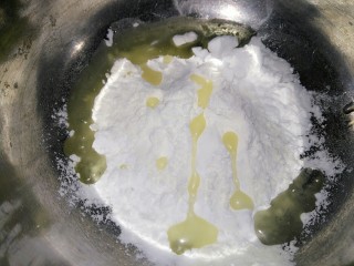 家常地三鲜,淀粉、面粉和油搅拌均匀后一点点加水
避免加多糊太稀