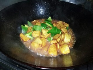 家常地三鲜,将土豆和青椒入锅
翻炒一下