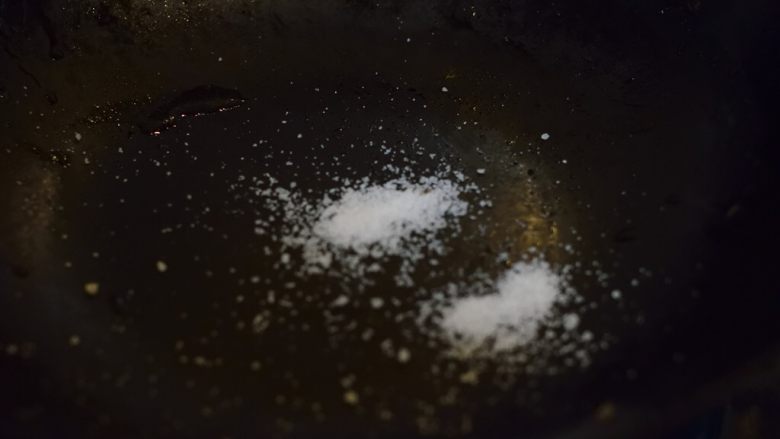 葱油拌嫩芹,锅中放入盐。