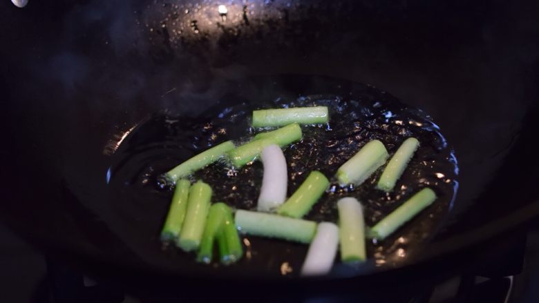 葱油拌嫩芹,热锅凉油，加入葱段后，转小火慢慢熬葱油。