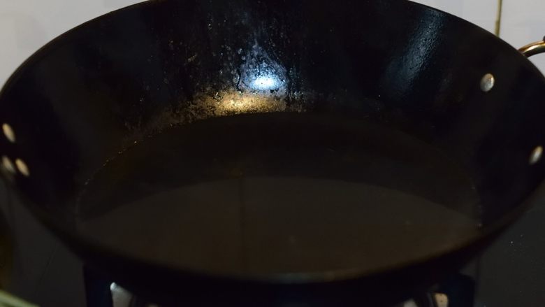 葱油拌嫩芹,倒入清水。煮到大约60度，关火。有温度计最好。没有的话，这个温度已经有点烫手了(｡ì _ í｡)