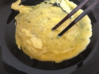洋葱虾仁炒饭,热锅冷油中放入蛋液，大火用筷子快速搅拌