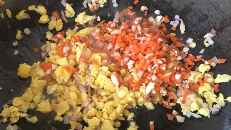 洋葱虾仁炒饭,加入胡萝卜丁和香菇丁翻炒均匀