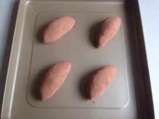 红糖红薯面包,收口朝下，放在烤箱自带的不粘烤盘上