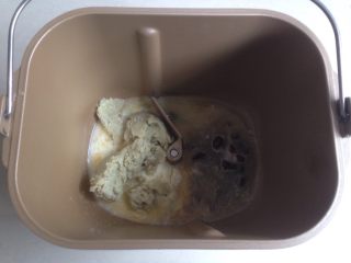 红糖红薯面包,将红薯去皮切块，隔水蒸熟，压成泥，放进东菱1352AE-3C面包桶，加入水、蛋液、糖和盐